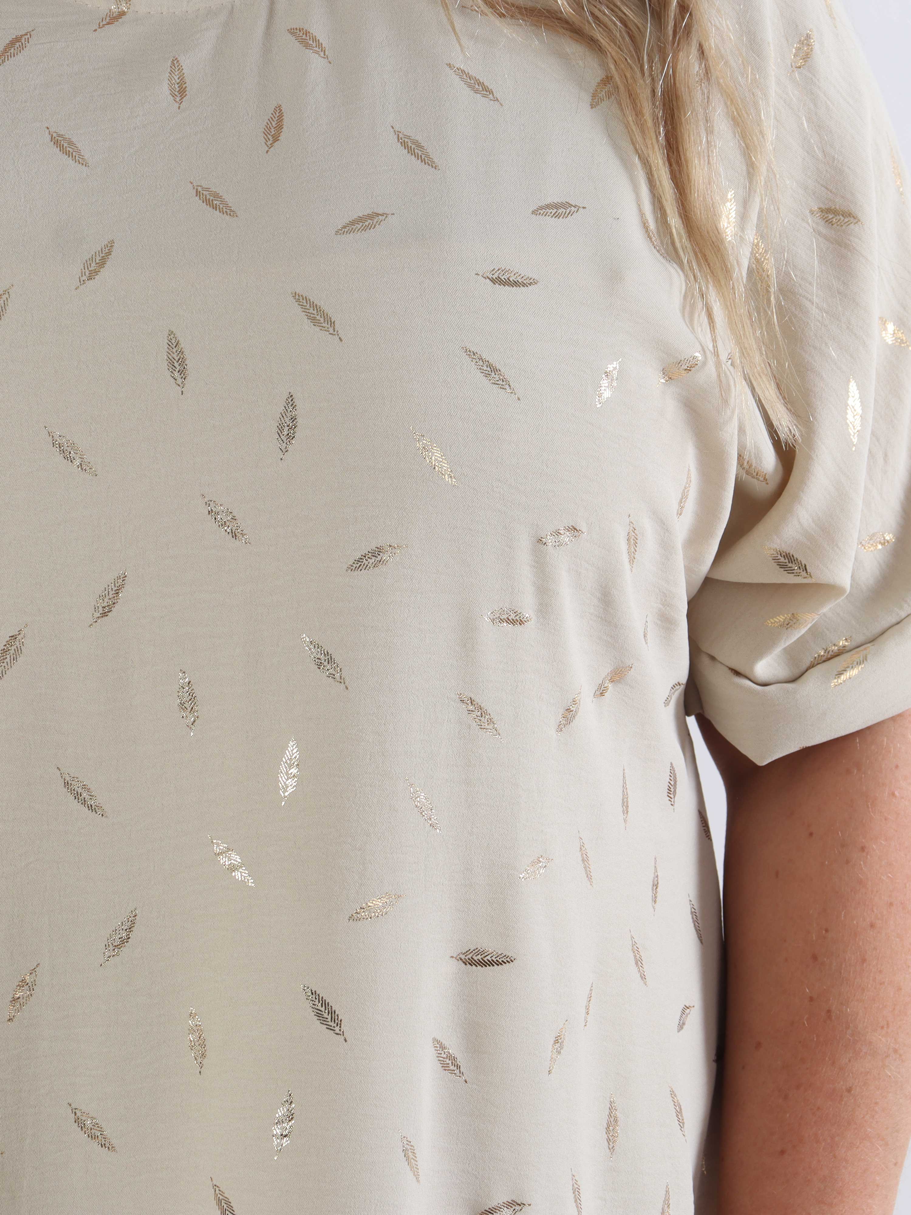 Valentina - Sød plus size kjole detaljeret med fine guld blade